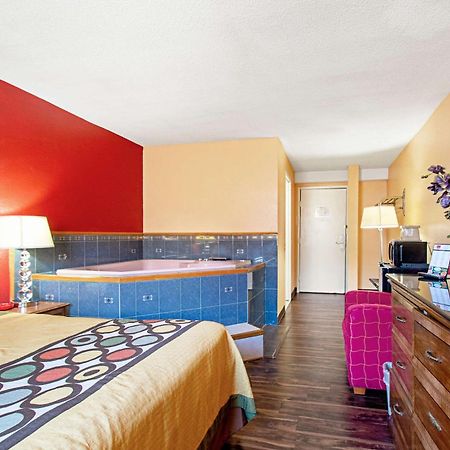 Econo Lodge Utica Buitenkant foto