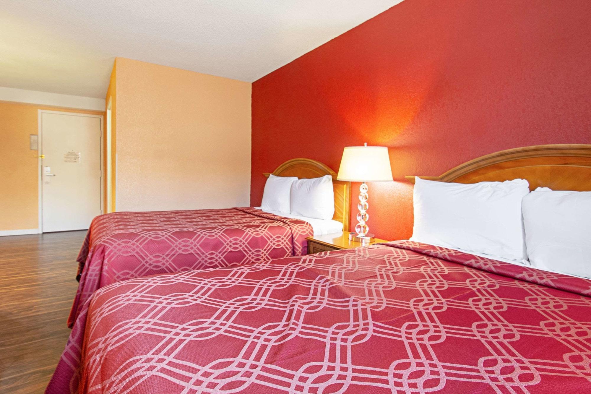 Econo Lodge Utica Buitenkant foto