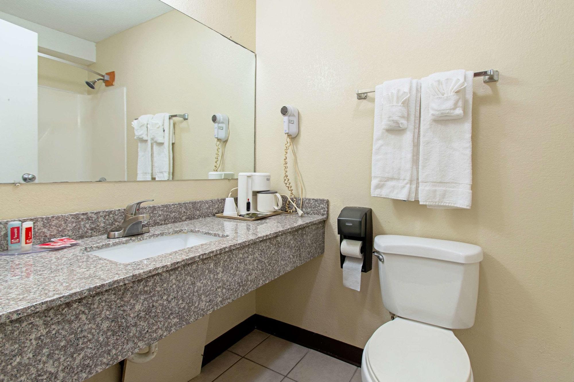 Econo Lodge Utica Buitenkant foto