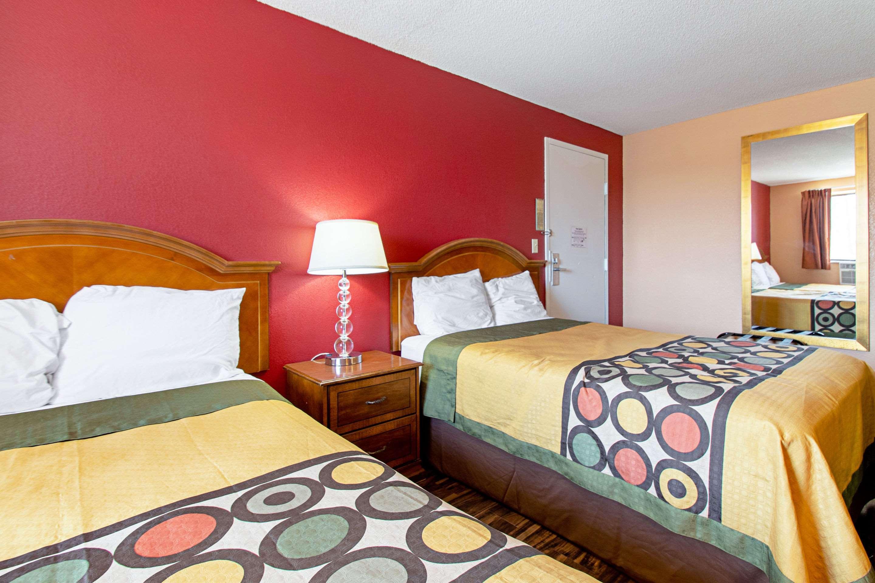 Econo Lodge Utica Buitenkant foto