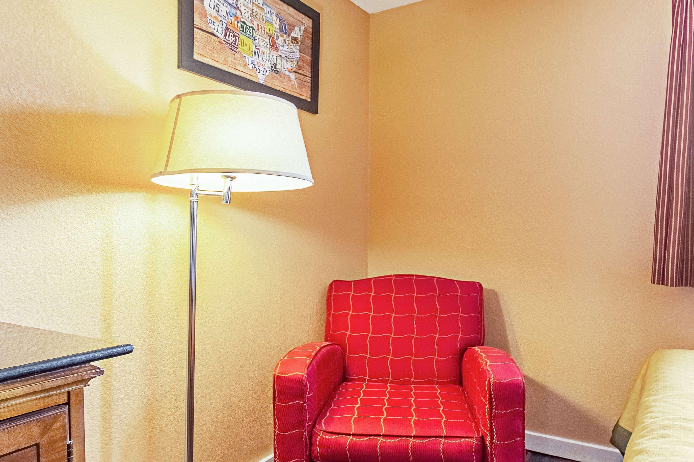 Econo Lodge Utica Buitenkant foto