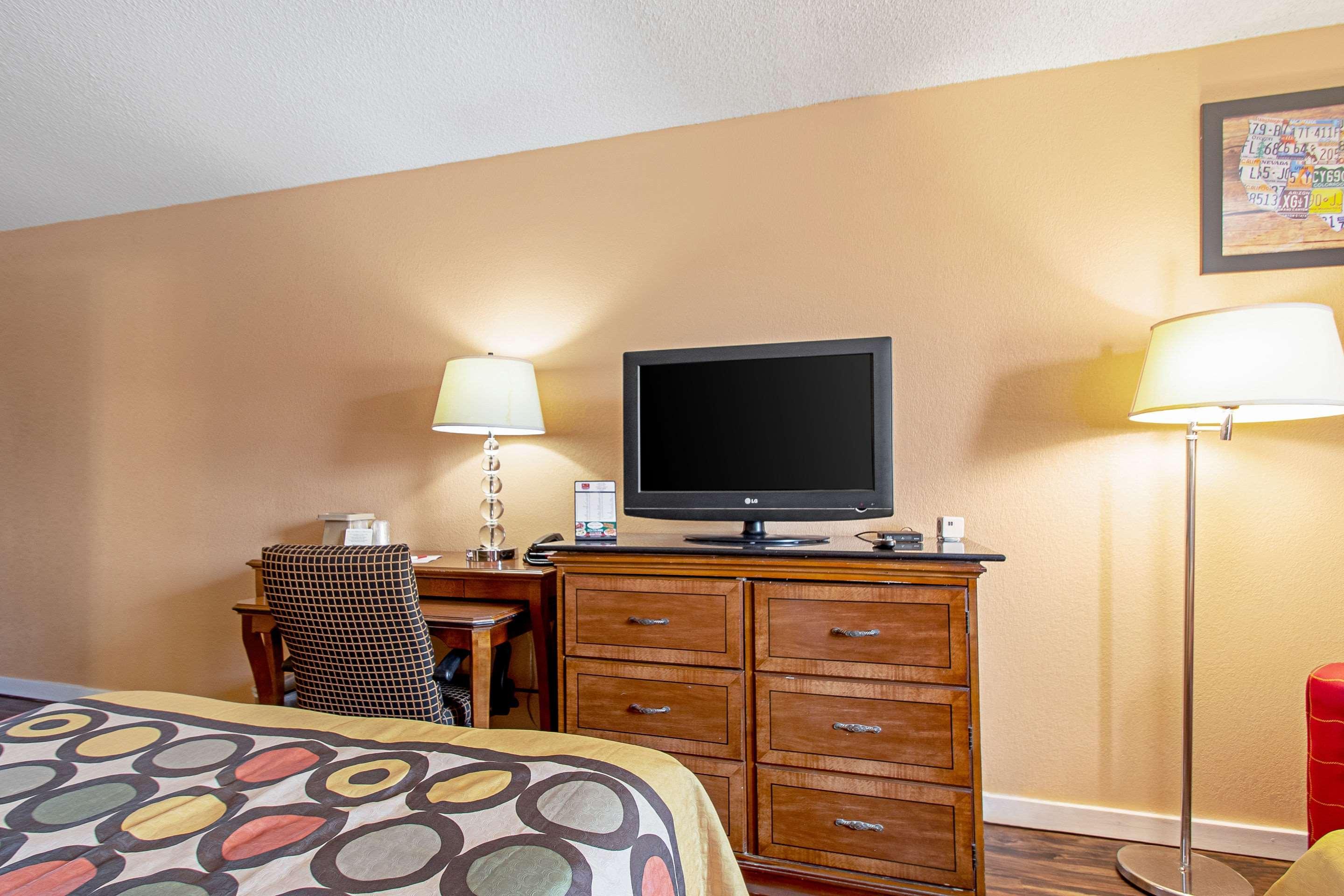 Econo Lodge Utica Buitenkant foto
