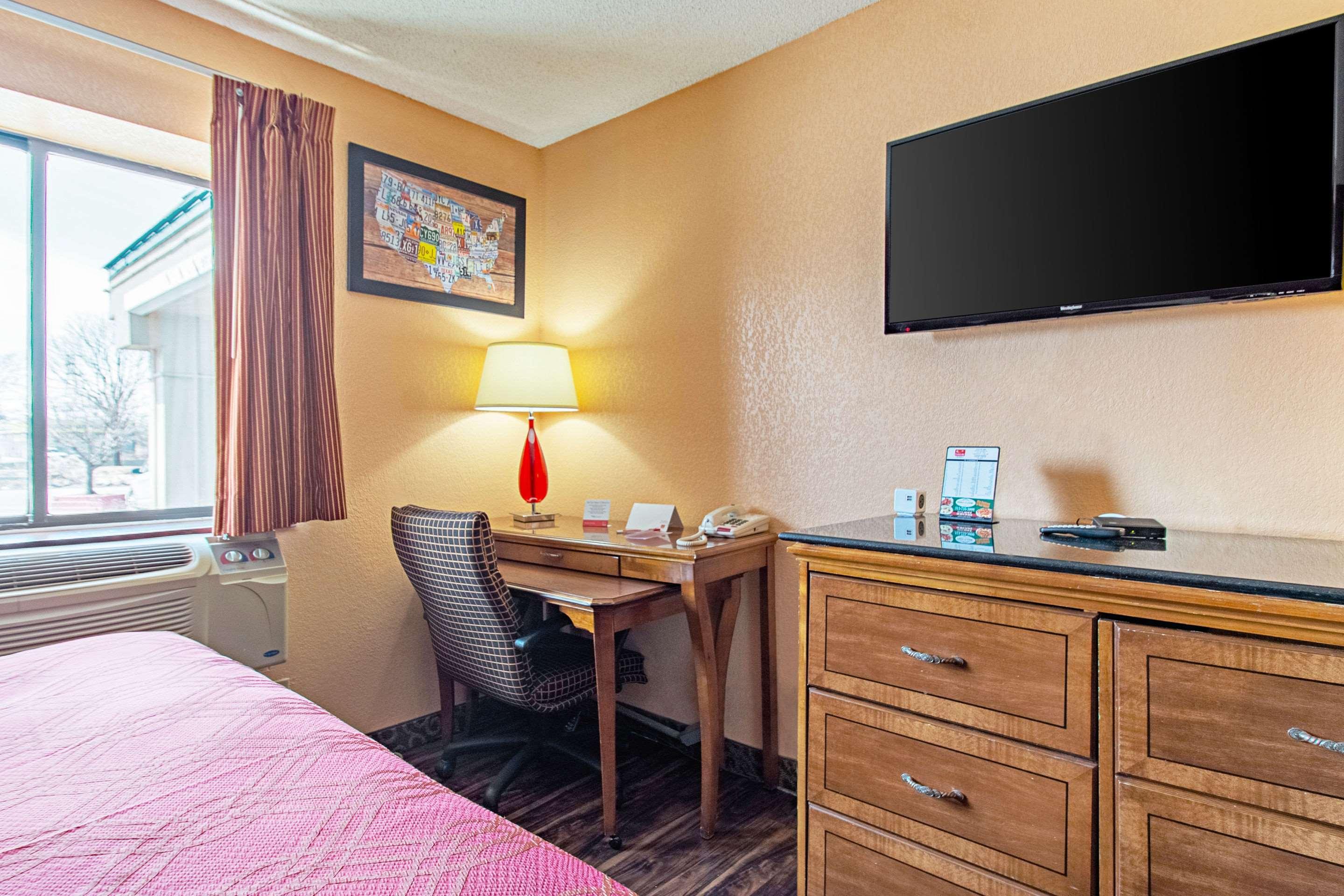 Econo Lodge Utica Buitenkant foto