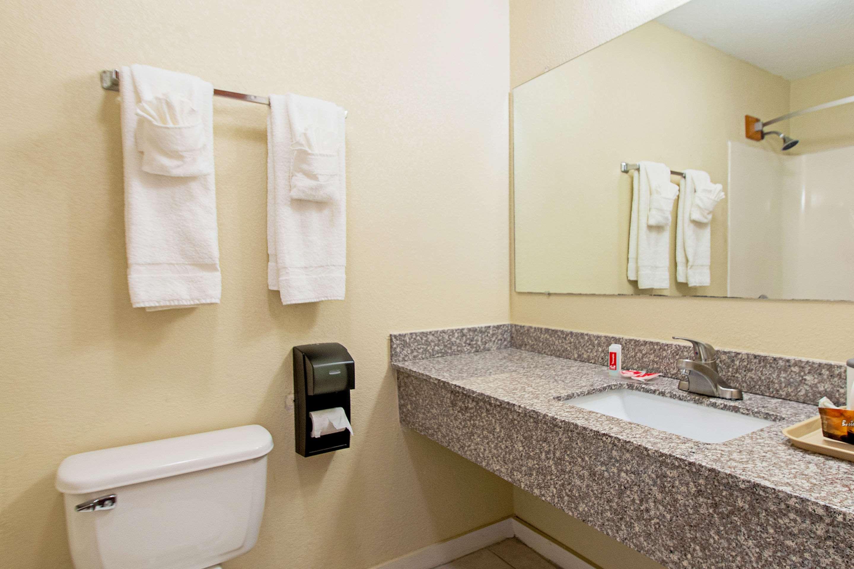 Econo Lodge Utica Buitenkant foto
