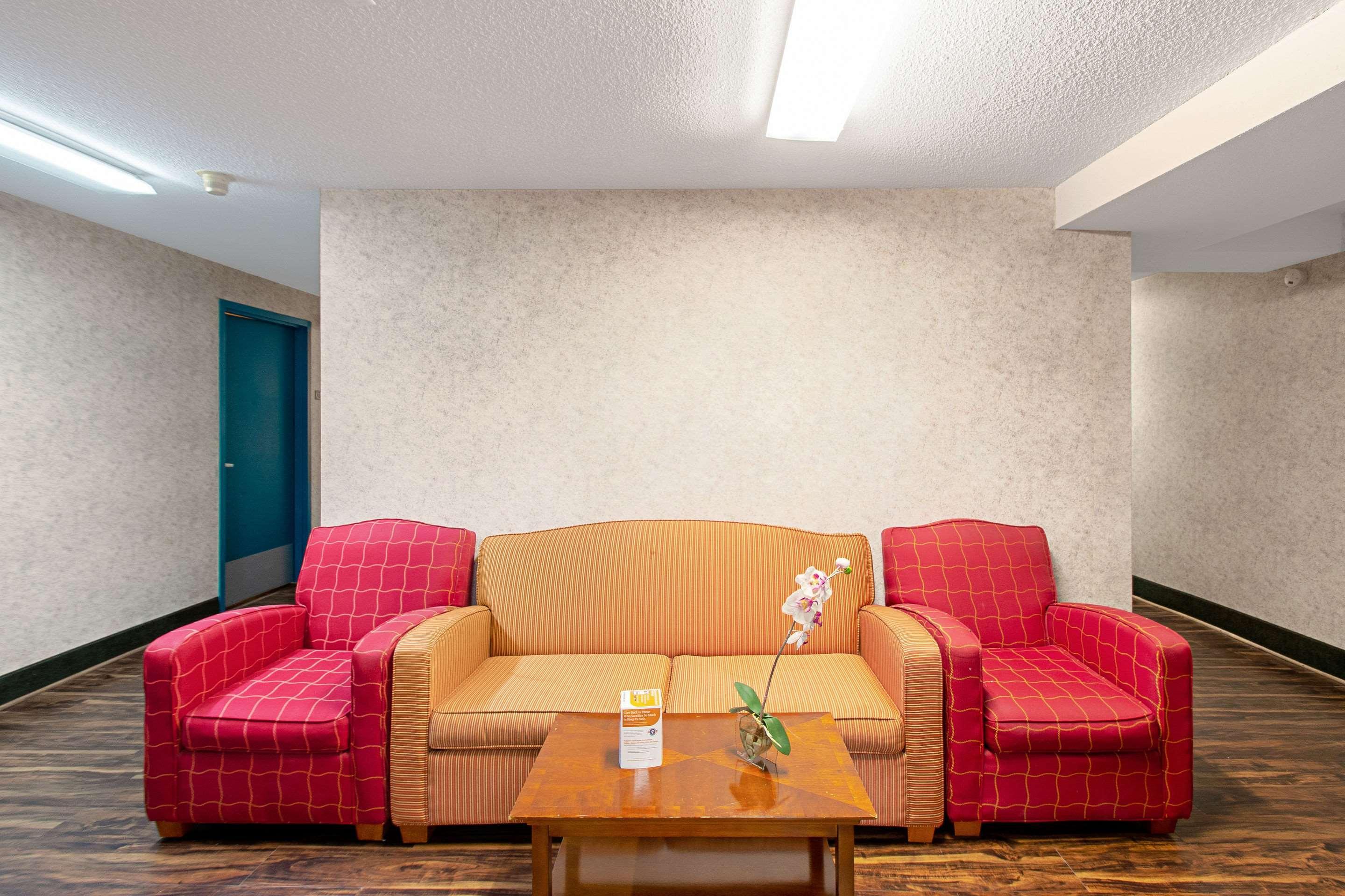 Econo Lodge Utica Buitenkant foto