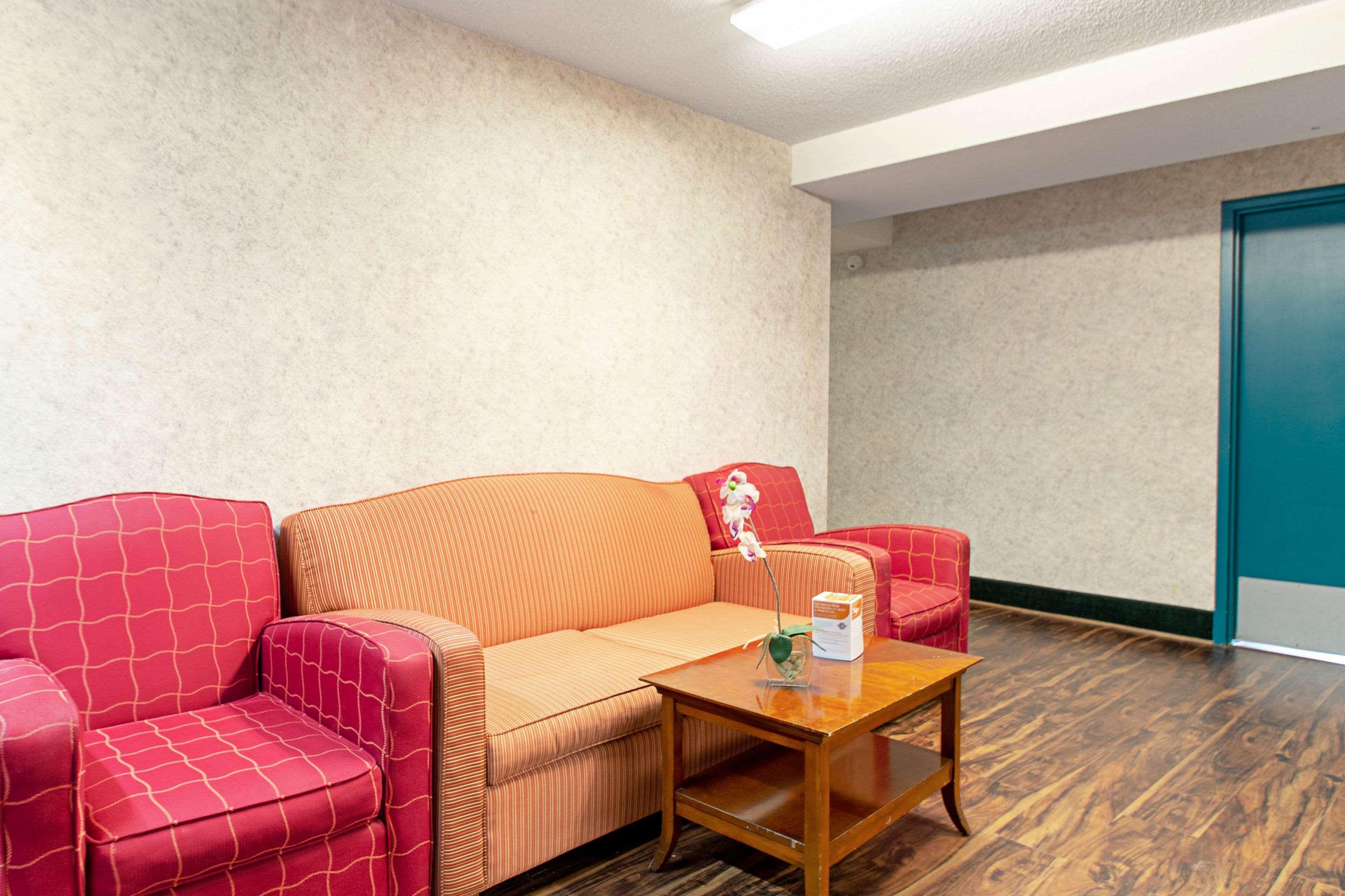 Econo Lodge Utica Buitenkant foto