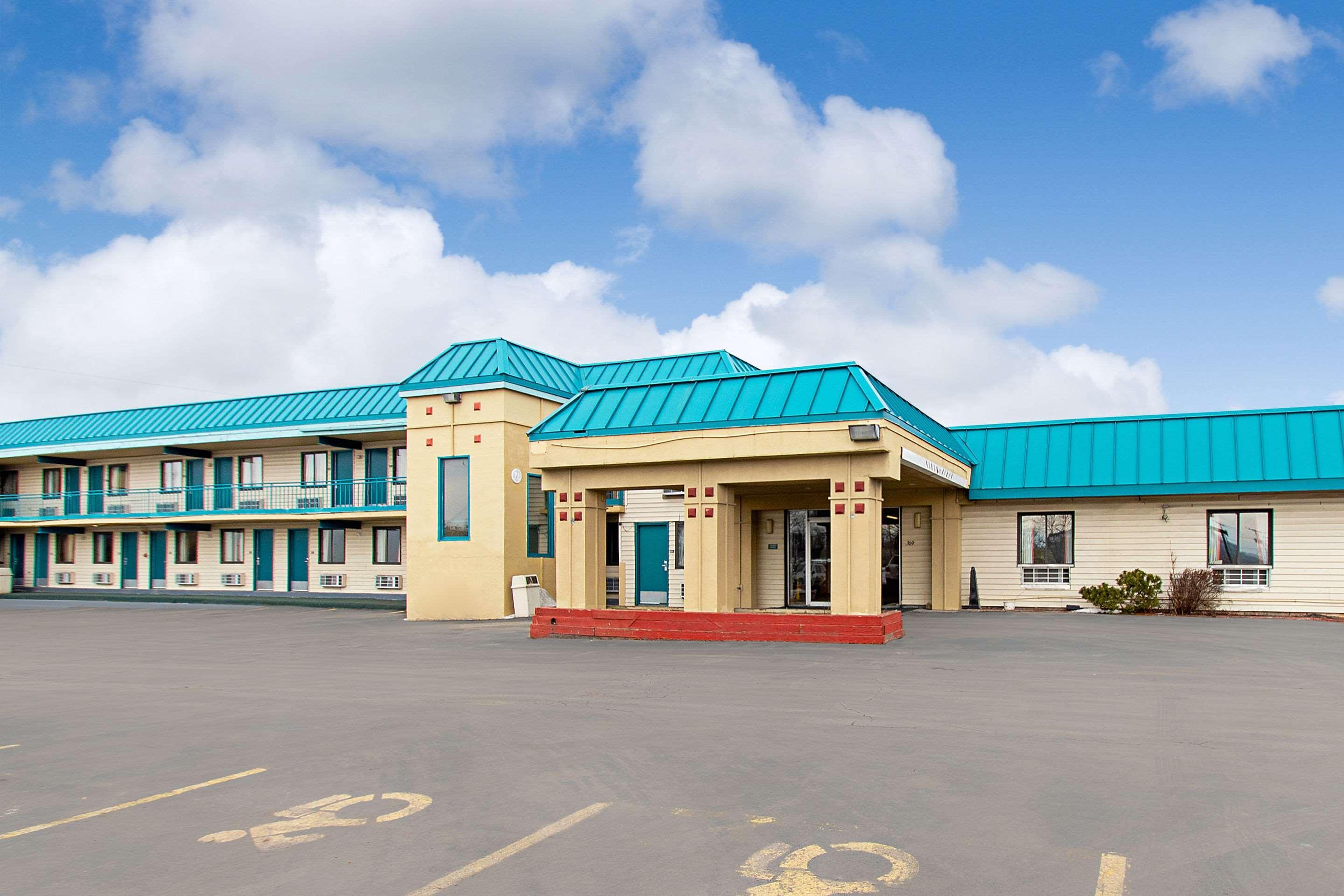 Econo Lodge Utica Buitenkant foto