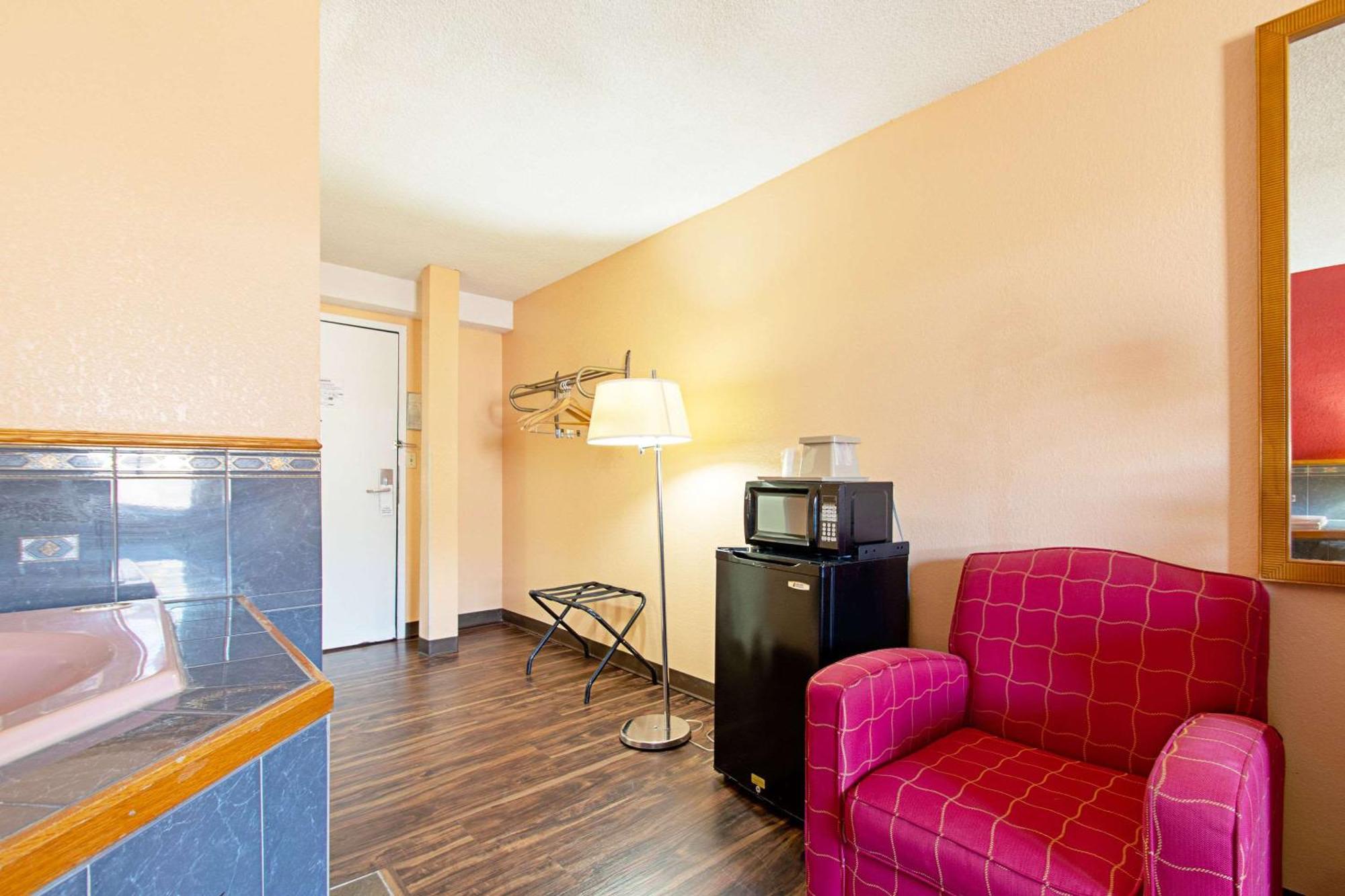 Econo Lodge Utica Buitenkant foto