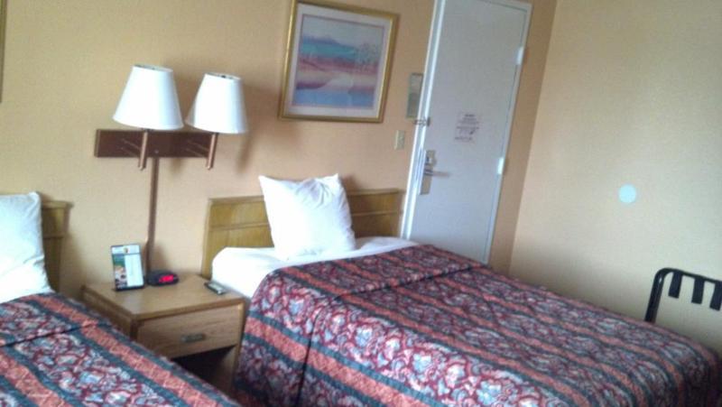 Econo Lodge Utica Buitenkant foto