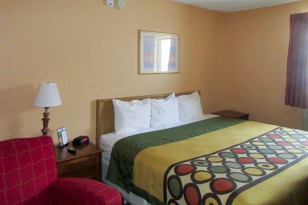 Econo Lodge Utica Buitenkant foto