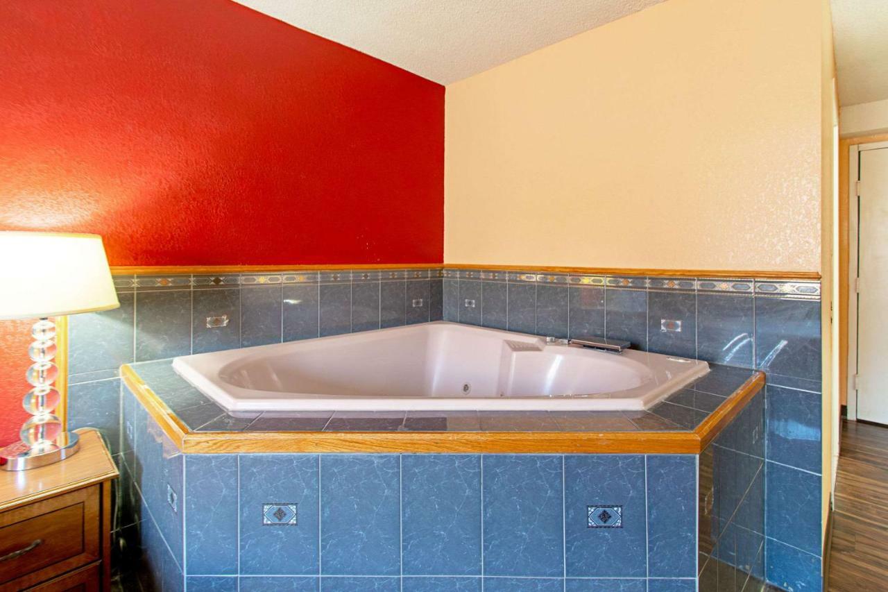 Econo Lodge Utica Buitenkant foto